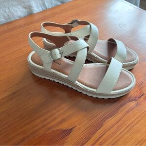 Comfort-Strap Women’s Sandal in Cream